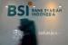 BSI Harus jadi BUMN untuk Jadi Top 10 Bank Syariah Dunia. Foto: Karyawan melintas di dekat logo Bank Syariah Indonesia (BSI) KC Jakarta Barat, Senin (1/2).  