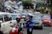 Polisi mengatur lalu lintas saat terjadi kemacetan di kawasan Cisarua, Kabupaten Bogor, Jawa Barat. Polisi sebut arus kendaraan di kawasan Puncak Bogor mulai padat saat lebaran.