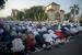 Umat muslim menunaikan shalat ied 1443 H di ruas Jalan Jatinegara, Jakarta, Senin (2/4/2022). Daftar Sebagian Lokasi Sholat Idul Fitri 21 April 2023 di DKI Jakarta