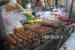 Pedagang daging ayam dan telur ayam tengah melayani konsumen di Pasar Tradisional Kosambi Kota Bandung, Senin (13/3/2023). Harga sejumlah komoditas mengalami kenaikan jelang bulan puasa Ramadhan 1444 Hijriyah. Harga Telur Ayam, Daging Ayam dan Beras di Bandung Naik Jelang Ramadhan
