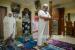 Ahmad Fauzi (kanan) bersama keluarganya melaksanakan shalat tarawih di rumahnya di kawasan Jati Padang, Pasar Minggu, Jakarta Selatan. Pemerintah mengimbau umat muslim untuk melaksanakan shalat tarawih selama bulan suci Ramadan dilakukan  di rumah  masing-masing saat pandemi COVID-19 guna mencegah penyebaran COVID-19.