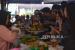 Pedagang melayani pembeli makanan untuk berbuka puasa (takjil) di Kawasan Bendungan Hilir (Benhil), Jakarta, Selasa (12/3/2024). Pasar musiman selama bulan suci Ramadhan tersebut menjadi pusat berburu beraneka ragam jajanan dan masakan dari berbagai daerah di Indonesia sebagai menu buka puasa.