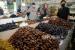 Pedagang melayani pembeli buah kurma di toko Elshanum, Tanah Abang, Jakarta. Pedagang Tanah Abang mengaku sudah banyak menerima orderan kurma jelang Ramadhan.