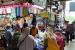 Pengunjung mulai memadati sentra pakaian Pasar Baru, Kota Bandung, Jumat (25/3/2022). Umunya para pengunjung mencari busana muslim dan perlengkapan ibadah jelang Ramadhan.