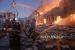 Petugas pemadam kebakaran Ukraina memadamkan api di sebuah gudang setelah pengeboman di Kyiv, Ukraina, Kamis, 17 Maret 2022. Lembaga Amal Turki Fokus Bantu Ukraina Selama Ramadhan