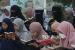 Sejumlah pemudi mengaji bersama saat ngabuburit di Alun-alun Klaten, Jawa Tengah, Kamis (23/3/2023). 