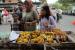  Orang-orang membeli makanan berbuka puasa untuk berbuka puasa di pasar kaget buka puasa yang hanya dibuka selama Ramadan di Banda Aceh, Selasa (28/3/2023). Iftar adalah makanan berbuka puasa yang disantap oleh umat Islam selama bulan puasa Ramadhan segera setelah matahari terbenam. Penderita Penyakit Jantung Bisa Berpuasa, Ini 5 Hal yang Harus Diperhatikan