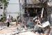  Orang Israel memeriksa bangunan yang rusak setelah dihantam oleh roket yang ditembakkan dari Jalur Gaza, di kota Ashdod, Israel, Selasa (18/5).