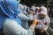Pelajar bersalaman dengan guru saat pelaksanaan Halal Bi Halal di SDN Pengadilan 5, Kota Bogor, Jawa Barat.