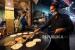  Seorang pria Pakistan menyiapkan makanan tradisional di sebuah restoran untuk santapan sahur (Shalat), selama bulan puasa Ramadhan, di Peshawar, Pakistan, Kamis (23/3/2023).