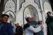  Umat muslim saling berpelukan usai menunaikan sholat Idul Fitri di Kuala Lumpur, Malaysia, Sabtu (22/4/2023).