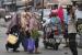Warga menyebrangi jalan dengan dibantu personel polisi dan anggota pramuka di kawasan Pasar Bulakamba, Brebes, Jawa Tengah. Mendagri Tito Karnavian minta kepala daerah untuk tertibkan pasar tumbah selama mudik.