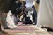 Seorang anak terbaring di tanah saat Muslim sholat selama sholat malam yang disebut tarawih menandai malam pertama bulan suci Ramadhan di Pusat Komunitas Muslim Chicago pada hari Senin, 12 April 2021.