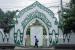 Pejabat dan Warga Solo Diminta tak Gelar Open House Lebaran. Warga melintas di depan pemberitahuan ditiadakan sholat Jumat di Masjid Al Wusto, Mangkunegaran, Solo, Jawa Tengah.