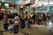 Calon penumpang pesawat antre untuk check in di Terminal 3 Bandara Sekarno Hatta, Tangerang, Banten, Kamis (20/4/2023). 