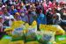 (ILUSTRASI) Warga mengantre untuk membeli beras saat kegiatan Gerakan Pangan Murah.