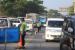 Personel Polisi dari Polres Indramayu mengatur lalu lintas saat terjadi kepadatan di jalur pantura Lohbener, Indramayu, Jawa Barat, Ahad (8/5/2022). Polres Indramayu Tutup 178 Putar Balik di Jalur Pantura Selama Mudik