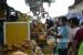 Seorang pekerja menyajikan makanan buka puasa kepada pelanggan untuk berbuka puasa di food court pinggir jalan selama Ramadhan di Jakarta, Indonesia, Rabu, 13 April 2022.  Atasi Sakit Perut dengan Ubah Rutinitas Diet Selama Ramadhan
