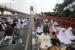 Umat Islam melaksanakan sholat Idul Fitri di Jembatan Ampera di Palembang, Sumatera Selatan, Sabtu (22/4/2023).
