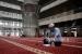 Jamaah membaca Al Quran di Masjid Istiqlal, Jakarta, Jumat (8/4/2022). Membaca Al Quran (tadarus) dilakukan umat muslim untuk meningkatkan ibadah selama bulan suci Ramadhan. Masjid Istiqlal Siap Sambut Jamaah Sholat Idul Fitri