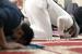 Sejumlah umat Muslim melaksanakan sholat tarawih di Pusat Komunitas Muslim Chicago, Senin (12/4). Bolehkah Mengqadha Sholat Tarawih?