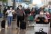 Calon penumpang berjalan di selasar terminal untuk melakukan lapor diri di Terminal 3 Bandara Soekarno Hatta, Tangerang, Banten, Jumat (15/7/2022). Pemerintah lewat Satuan Tugas (Satgas) Penanganan COVID-19 menerbitkan aturan terbaru perjalanan dalam negeri yang berlaku mulai Minggu (17/7) dimana penumpang pesawat yang akan berpergian wajib vaksinasi tahap ke tiga atau vaksinasi booster COVID-19. Kasus Covid-19 Bertambah 5.163 pada Jumat