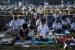 Umat muslim melaksanakan sholat Idul Fitri 1441 H 