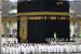  Otoritas Arab Saudi mencopot stiker di tanah yang menunjukkan posisi jarak sosial, di Masjidil Haram Makkah , Arab Saudi, pada 6 Maret 2022. 464 Calon Jamaah Pekanbaru Lunasi Biaya Haji