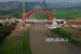 Suasana Pembangunan jembatan Kali Kuto masih dalam proses penyelesaian, Gringsing, Batang, Jawa Tengah, Senin (11/6). 