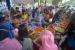 Pedagang nasi Padang melayani pembeli di Pasar Pabukoan Padang, Sumatera Barat, Senin (4/4/2022). Pemkot Padang kembali membuka pasar pabukoan (takjil) yang menyediakan menu untuk berbuka puasa setelah dua tahun terakhir ditiadakan akibat pandemi COVID-19. 
