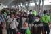 Sejumlah penumpang KA Fajar Utama tiba di Stasiun Pasar Senen, Jakarta, Senin (1/1/2024). 