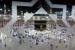 17 Jamaah Difabel Berhasil Wujudkan Mimpinya Tunaikan Haji. Dalam foto yang diambil dengan kecepatan rana rendah ini, jamaah haji  mengelilingi Kabah.