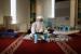 Seorang jamaah Muslim membaca Alquran sambil Itikaf, yang mengharuskan tinggal di pengasingan di masjid untuk membaca Alquran dan berdoa selama 10 hari terakhir bulan puasa Ramadhan, di Masjid Agung Faisal, di Islamabad, Pakistan, Senin, 3 Mei 2021. Larangan dan Imbauan Saat Itikaf