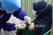 Petugas kesehatan menyuntikkan vaksin COVID-19 Sinovac kepada seorang jemaah calon haji di Dumai, Riau, Selasa (20/4/2021). Sekitar 170 orang calon jemaah haji Dumai mendapatkan vaksinasi COVID-19 Sinovac tahap kedua untuk rencana penyelenggaraan ibadah haji tahun 1442 H/2021 M. 