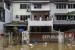 Sebuah keluarga melihat keluar dari rumah mereka setelah banjir melanda Taman Sri Muda, distrik Shah Alam, sekitar 40 km dari Kuala Lumpur, Malaysia, 21 Desember 2021. 