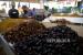 Pedagang melayani pembeli buah kurma di toko Elshanum, Tanah Abang, Jakata, Ahad (26/3/2023). 