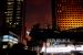 Warga menikmati senja saat waktu berbuka puasa di anjungan Halte Bundaran Hotel Indonesia, Jakarta, Ahad (2/4/2023) (ilustrasi).