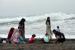 Wisatawan bermain menjauh dari ombak saat gelombang tinggi di Pantai Glagah, Kulonprogo, Yogyakarta.