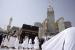 Arab Saudi: Pengumuman Haji Tunggu Evaluasi Sebaran Covid-19. Seorang pria berdoa sebagai jarak sosial jamaah Muslim untuk membantu menghentikan penyebaran virus corona, ketika mereka mengelilingi Ka