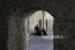 Pria Palestina membacakan ayat-ayat Alquran, kitab suci Islam, sambil menunggu berbuka puasa di masjid Al-Omari selama bulan suci Ramadhan di Kota Gaza, Rabu, 13 April 2022. Kemudahan Allah SWT dalam Perintah Puasa Ramadhan