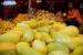 Warga memilih buah Timun Suri untuk dibeli di Pasar Induk Kramat Jati, Jakarta. Timun Suri yang merupakan buah khas bulan Ramadan tersebut banyak dijual untuk menu berbuka puasa dengan harga Rp 7.000 hingga Rp 10.000, tergantung ukuran dan kualitas.