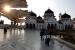 Warga berjalan di halaman Masjid Raya Baiturrahman saat menunggu waktu untuk berbuka puasa (ngabuburit) di Banda Aceh, Aceh, Selasa (12/3/2024). Masjid Raya yang dibangun tahun 1612 pada masa pemerintahan Sultan Iskandar Muda itu menjadi pilihan warga untuk ngabuburit. 