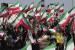 Demonstran pro-pemerintah mengibarkan bendera Iran selama rapat umum mereka mengutuk protes anti-pemerintah baru-baru ini atas kematian Mahsa Amini, seorang wanita berusia 22 tahun yang telah ditahan oleh polisi moral negara, di Teheran, Iran, Minggu, 25 September 2022. Akibat Demo, Iran Tangguhkan Kuliah Tatap Muka di Universitas Terkenal