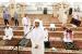 Muazin Masjid Al Mirabi Hammoud Al-Labban mengumandangkan azan dengan latar jamaah masjid yang mengenakan masker untuk menghindari wabah Covid-19, di Jeddah, Arab Saudi, Ahad (31/5). Kecuali Kota Makkah, masjid-masjid di Arab Saudi diijinkan kembali untuk berkegiatan mulai hari ini hingga 20 Juni