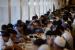 Umat Islam berbuka puasa bersama di Masjid Istiqlal, Jakarta, Kamis (23/3/2023). Wakil Presiden KH Ma'ruf Amin mendukung kebijakan larangan buka puasa bersama jajaran pejabat dan pegawai pemerintah yang dikeluarkan Presiden Joko Widodo.