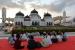 Mengapa Harus Menyegerakan Berbuka Puasa? Ini Penjelasannya. Foto:   Umat Islam menunggu waktu berbuka puasa di Masjid Raya Baiturrahman, Banda Aceh, Senin (10/4/2023).