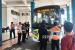 Petugas gabungan melakukan ramp check untuk memastikan kelaikan jalan bus angkutan umum di Terminal Tirtonadi, Kota Solo, Jawa Tengah, Sabtu (18/5/2024).
