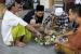 Orang-orang makan makanan berbuka puasa bersama di sebuah masjid selama bulan suci Ramadhan. Surabaya Gelar Gerakan Ramadhan tanpa Sampah