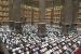 Warga memadati Masjid Istiqlal untuk shalat tarawih Ramadhan.