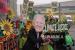 Seorang aktivis iklim mengenakan topeng Presiden AS Joe Biden ikut serta dalam demonstrasi menentang penggunaan bahan bakar fosil di luar tempat KTT Iklim PBB COP26 di Glasgow, Skotlandia, Jumat, 12 November 2021.